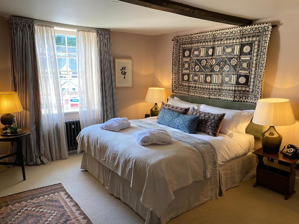 RamsdenRoyal Oak Ramsden的一间卧室配有一张大床和两条毛巾