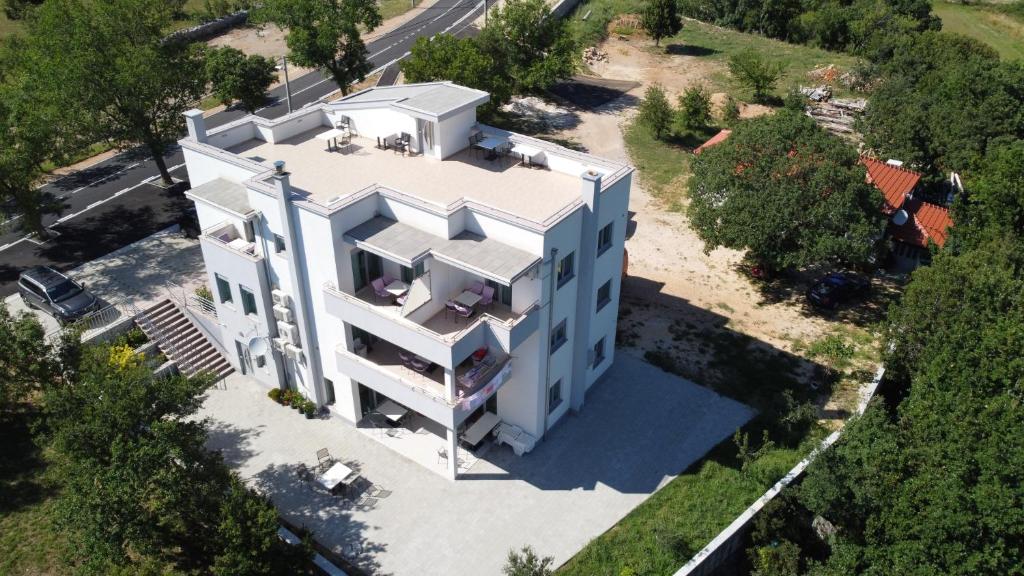 斯塔利格拉德-帕克利尼卡Apartment Anića Kuk的白色房子的空中景色