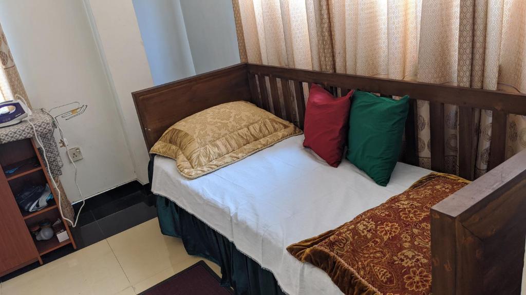 巴朗戈德Cottage Home Belihuloya的一间小卧室,配有带两个枕头的床