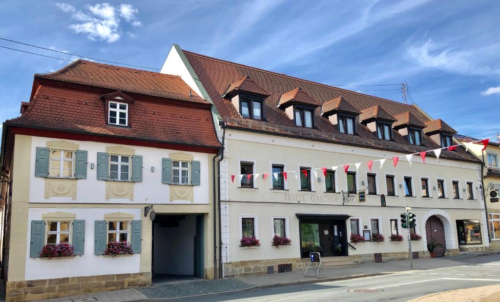 希斯利兹Hotel Gasthof Krapp的一座白色的大建筑,有红色的屋顶