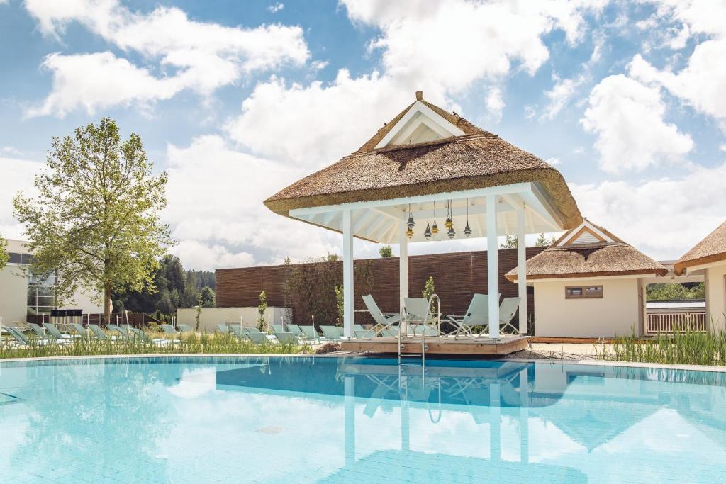 盖恩贝格Spa Resort Geinberg的一个带凉亭和椅子的游泳池
