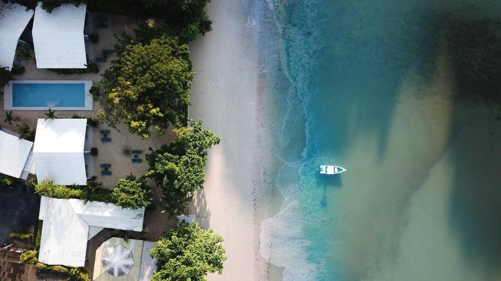 攀瓦海滩The Mooring Resort的享有海滩和大海的顶部景色