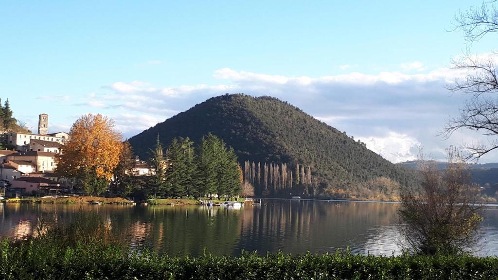 皮耶迪卢科Il Girasole del Lago的山 ⁇ ,坐在水体旁
