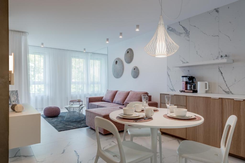 科沃布热格CHILLIapartamenty - Platany - POWDER的客厅配有桌子和沙发