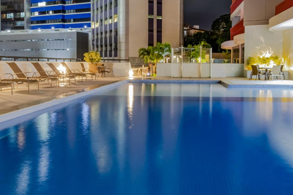 萨尔瓦多Mercure Salvador Boulevard Hotel的建筑物屋顶上的游泳池