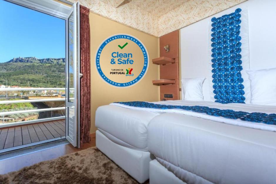 马尔旺瑟沃尔里约酒店的酒店客房设有一张床和一个阳台。