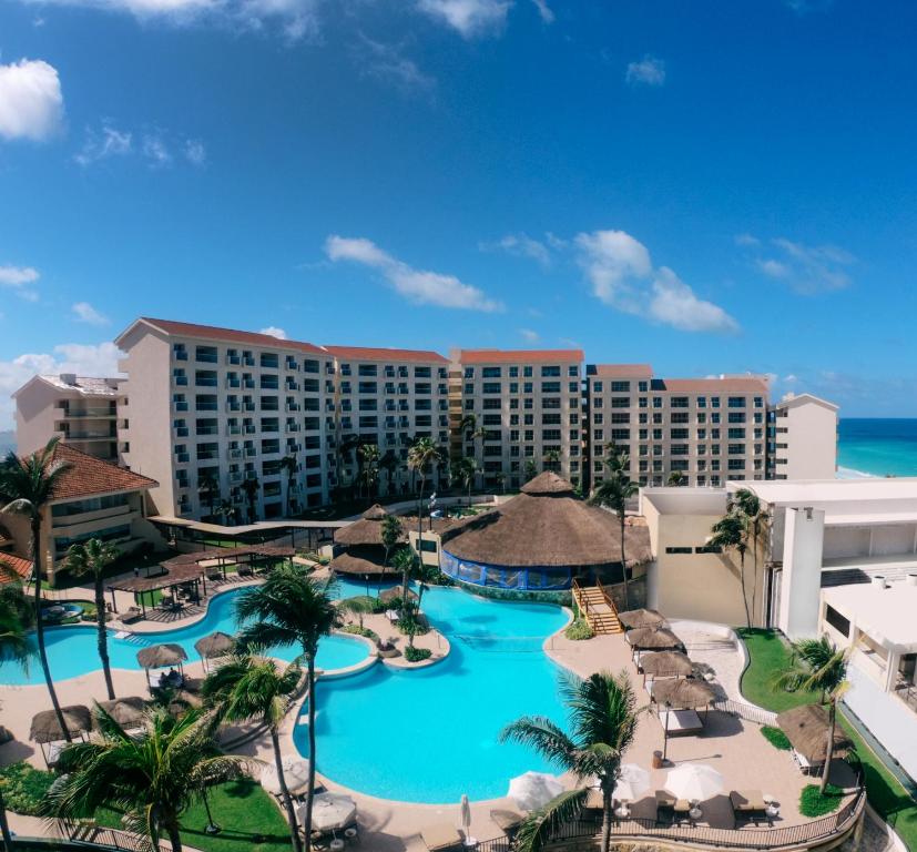 坎昆Emporio Cancun - Buy All Inclusive Option的享有度假村空中景致,设有游泳池