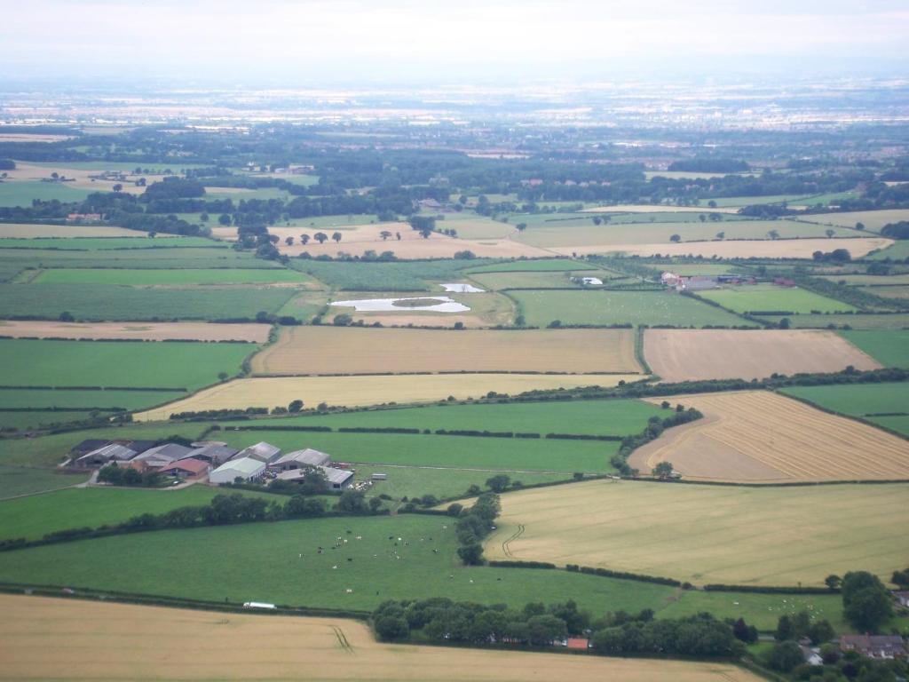 NunthorpeBlackthorn Gate的享有田野和农场的空中景致