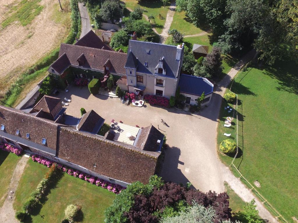 阿姆博斯Manoir de la Maison Blanche的享有大房子空中美景,设有庭院