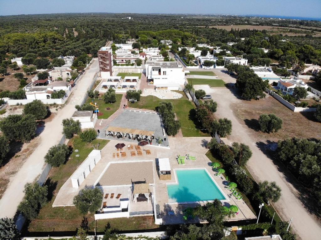托雷科里梅纳Boomerang Residence a Torre Colimena的享有带游泳池的大型庄园的空中景致