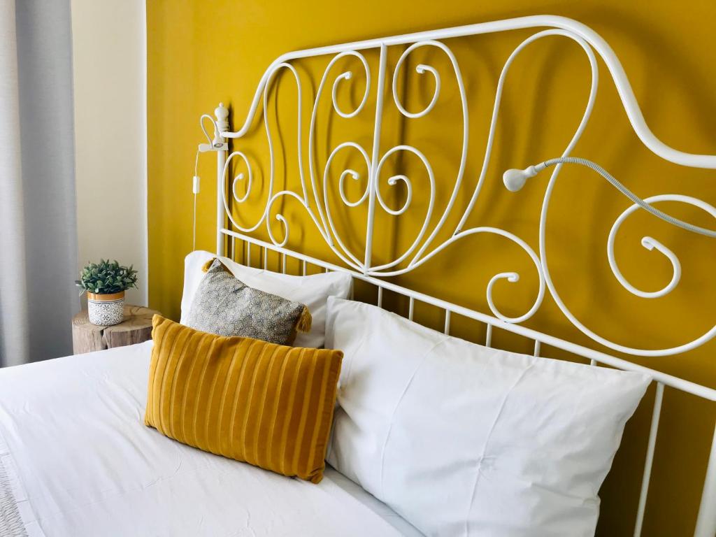 马蒂纳塔Matinèe的一张带白色床单和黄色枕头的床