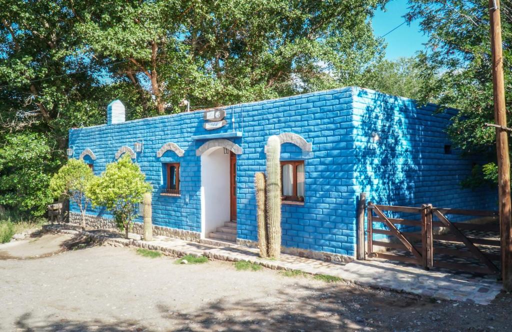 乌玛瓦卡Azul Humahuaca Hostal的森林中部的蓝色房子