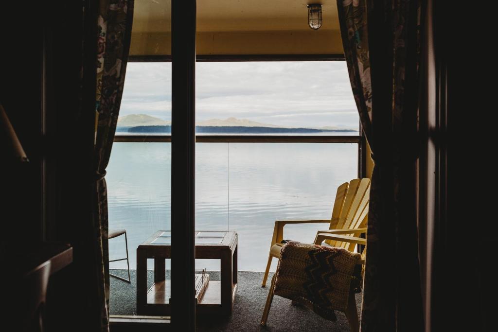 SointulaThe Oceanfront Hotel的窗户享有水景。
