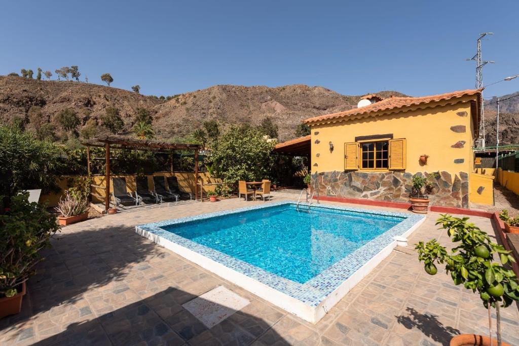 圣巴托洛梅La Almendra的房屋前的游泳池