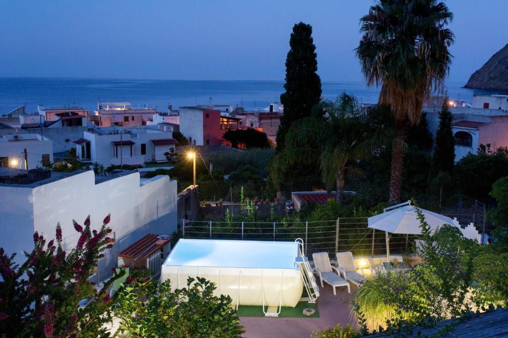 利帕里阿古门托度假屋的享有庭院游泳池的景色
