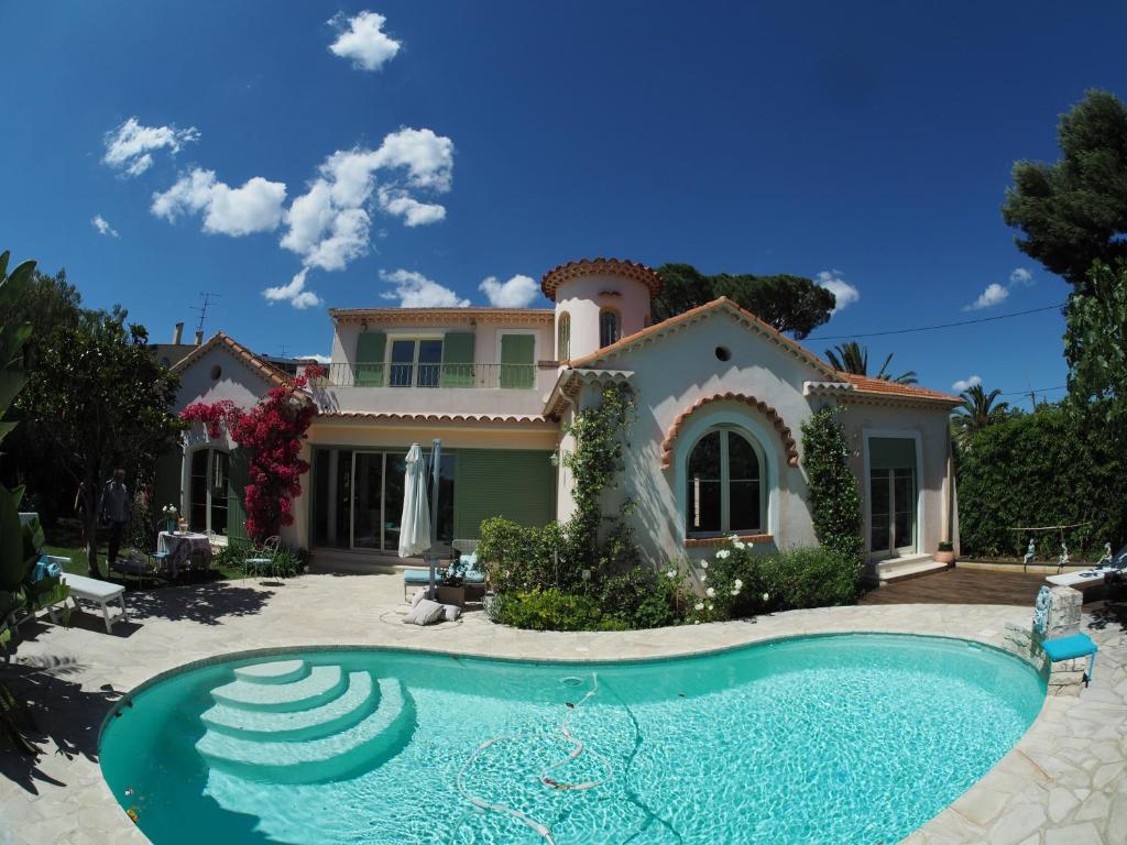 戛纳Blue Dream Cannes Guest House的一座房子前面设有游泳池