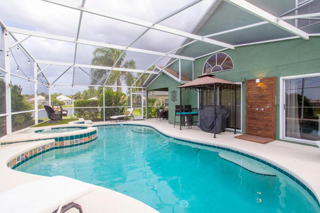 奥兰多BR欢庆度假屋的一个带玻璃天花板的室内游泳池