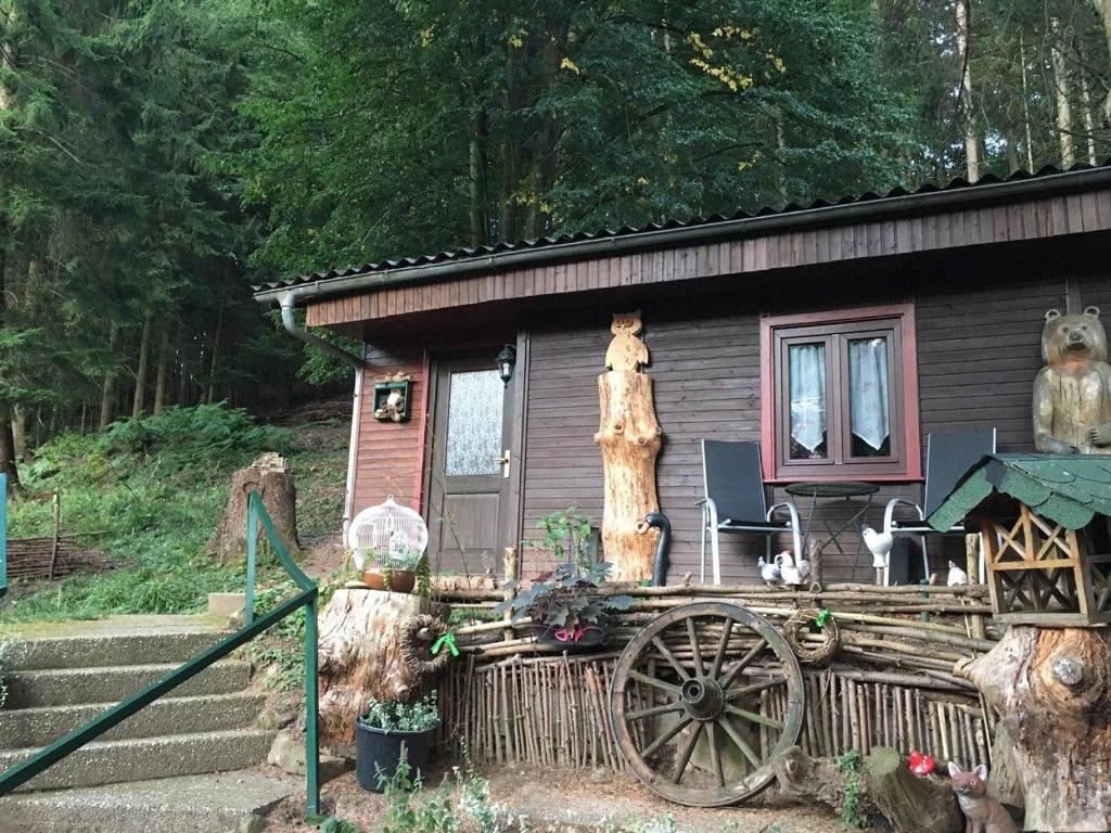 瓦尔德-米谢尔巴赫Waldnest Odenwald - Waldhauszimmer的前面有木车的小房子