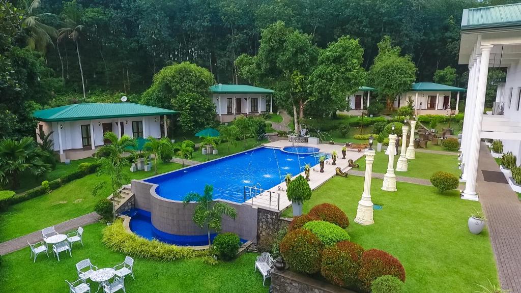 阿维瑟韦勒西塔瓦卡摄政酒店的享有带游泳池的度假村的空中景致