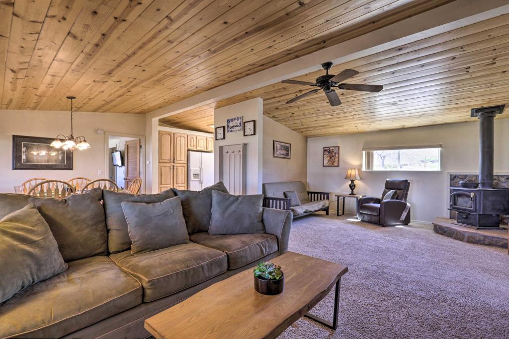 布尔海德市Rustic Bullhead City Retreat with Porch and Views的带沙发和木天花板的客厅