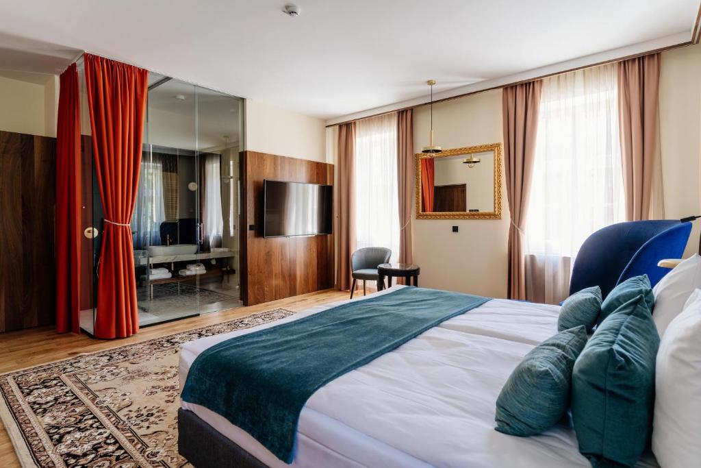 多布尔纳Boutique Hotel Dobrna - Terme Dobrna的酒店客房,配有床和电视