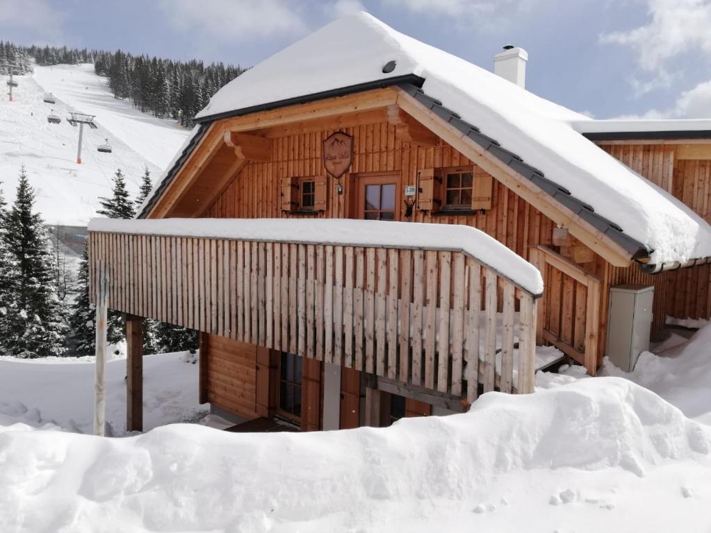 拉赫塔尔Chalet Risus Vallis Lachtal的小木屋,设有雪盖屋顶