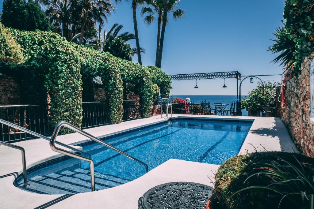 内尔哈卡瑞贝欧酒店的一座背景海洋的游泳池