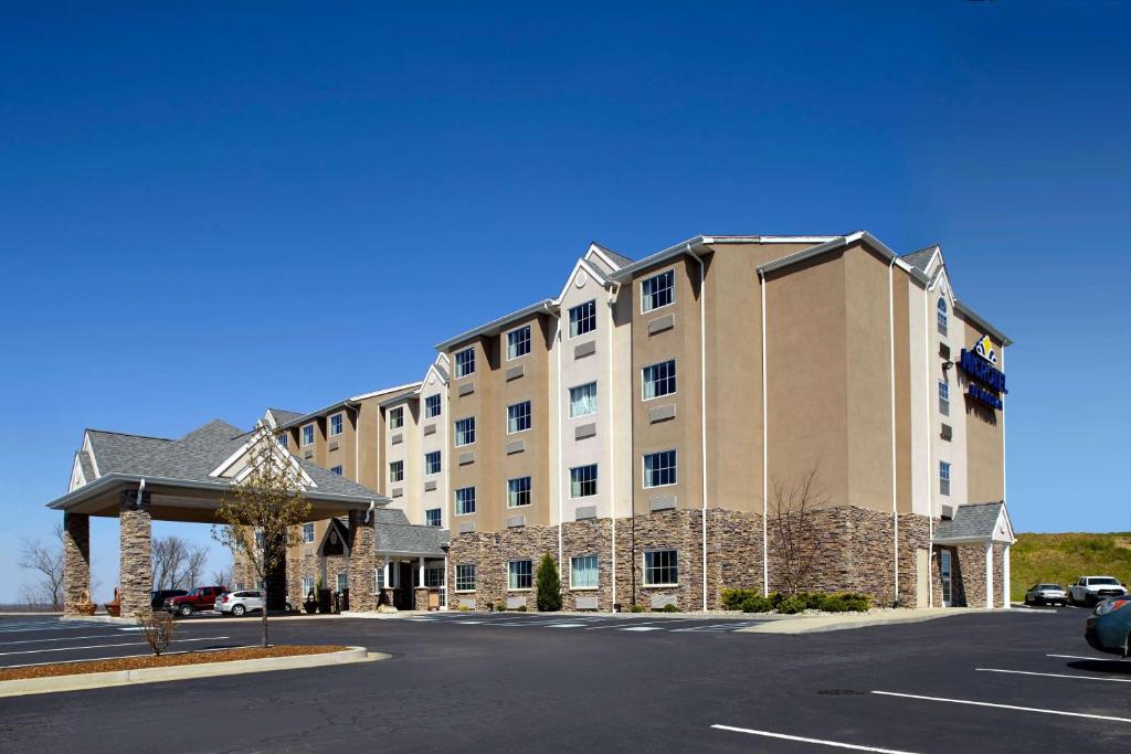 New MartinsvilleMicrotel Inn & Suites by Wyndham New Martinsville的街道上一座大型建筑,设有停车场