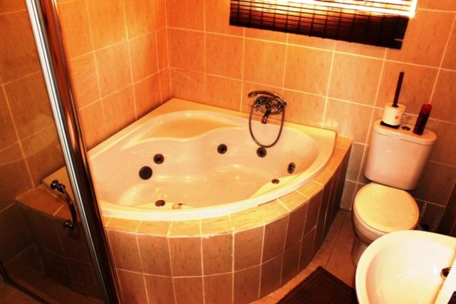 德班弗林特斯通杜班旅馆的带浴缸的浴室和卫生间