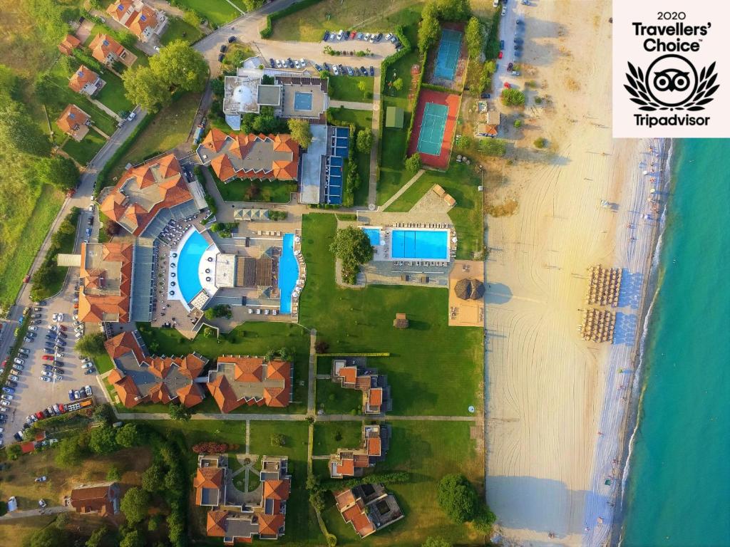Limín LitochórouDion Palace Resort and Spa的海滩旁房屋的空中景致