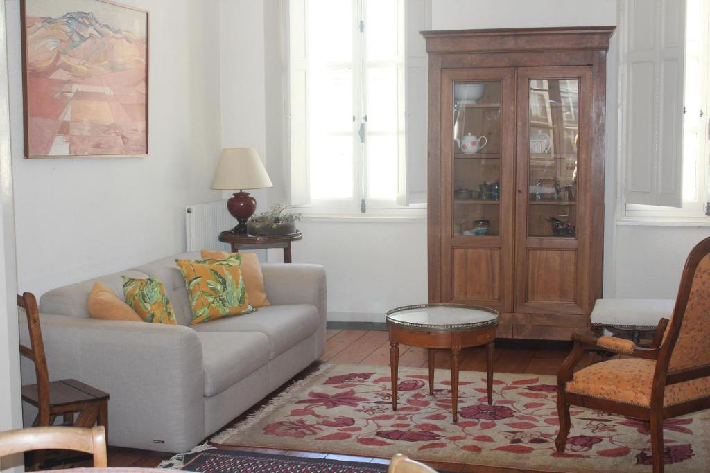 波尔多Burdigala Homes - Appart Sainte Catherine的客厅配有沙发和桌子