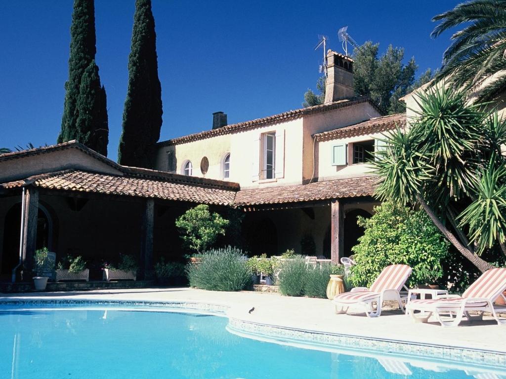 拉隆德莱丝莫里斯Chateau Maravenne的别墅前设有游泳池