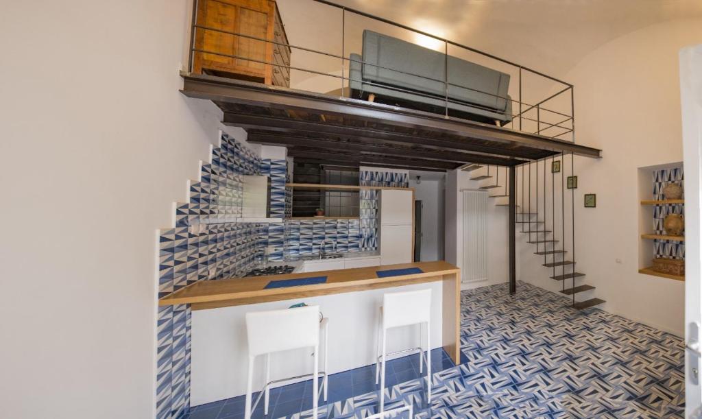 维耶特里Blu Marina的客房设有楼梯和带椅子的柜台。