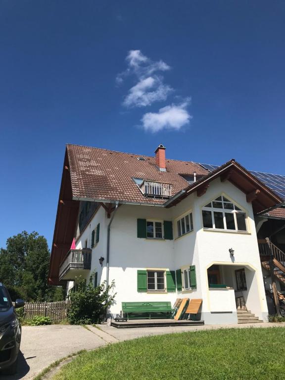 AntdorfFerienwohnung mit Alpenblick的白色房子,有棕色的屋顶