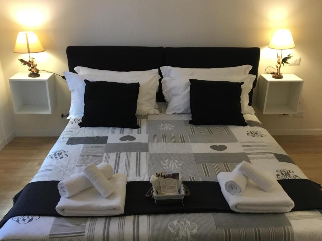 罗马LE FATE SUITES的一张大床,配有毛巾和枕头