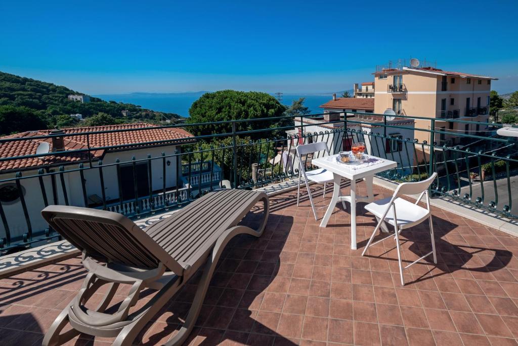 圣安格塔苏德格尔夫Maison Cipriani的阳台设有长凳和一张桌子,享有风景。