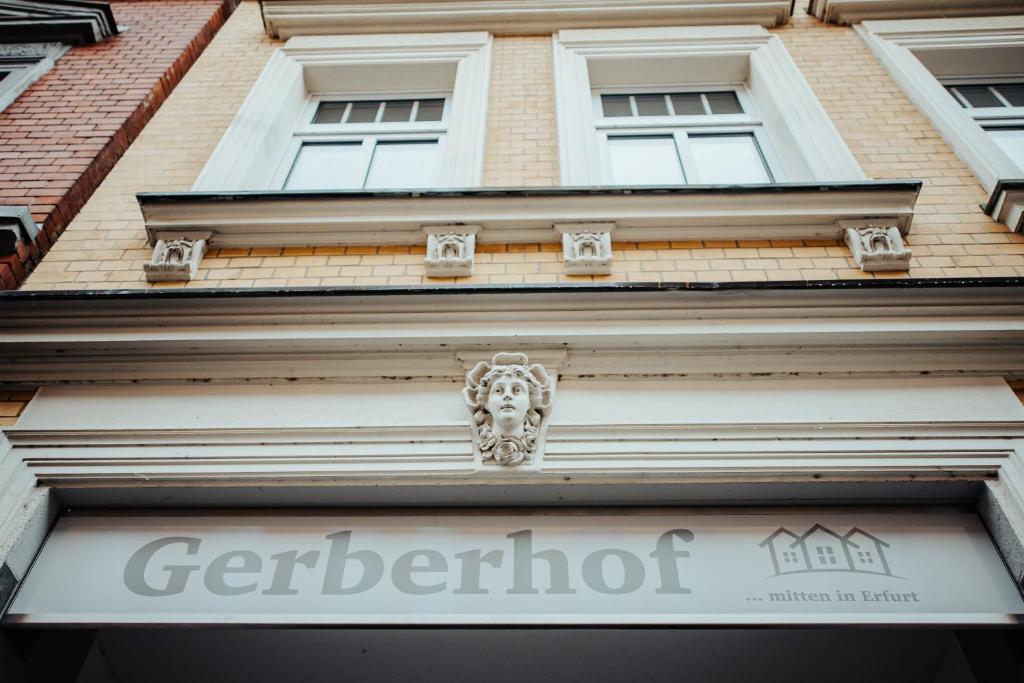 爱尔福特Gerberhof的建筑物的外墙,上面有标志