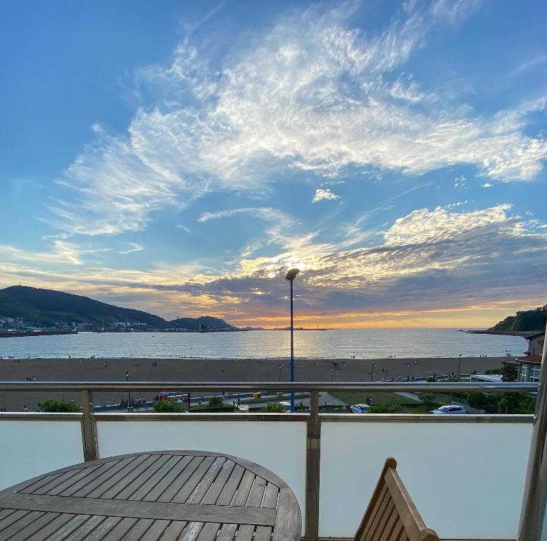 格乔多摩升佩蒂特宫酒店的享有海滩和海洋美景的阳台。