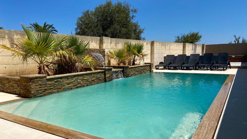Santa LuċijaTa Lucija - Luxurious 6 Bedroom/En suite Villa - Pool / AC的后院带椅子的游泳池