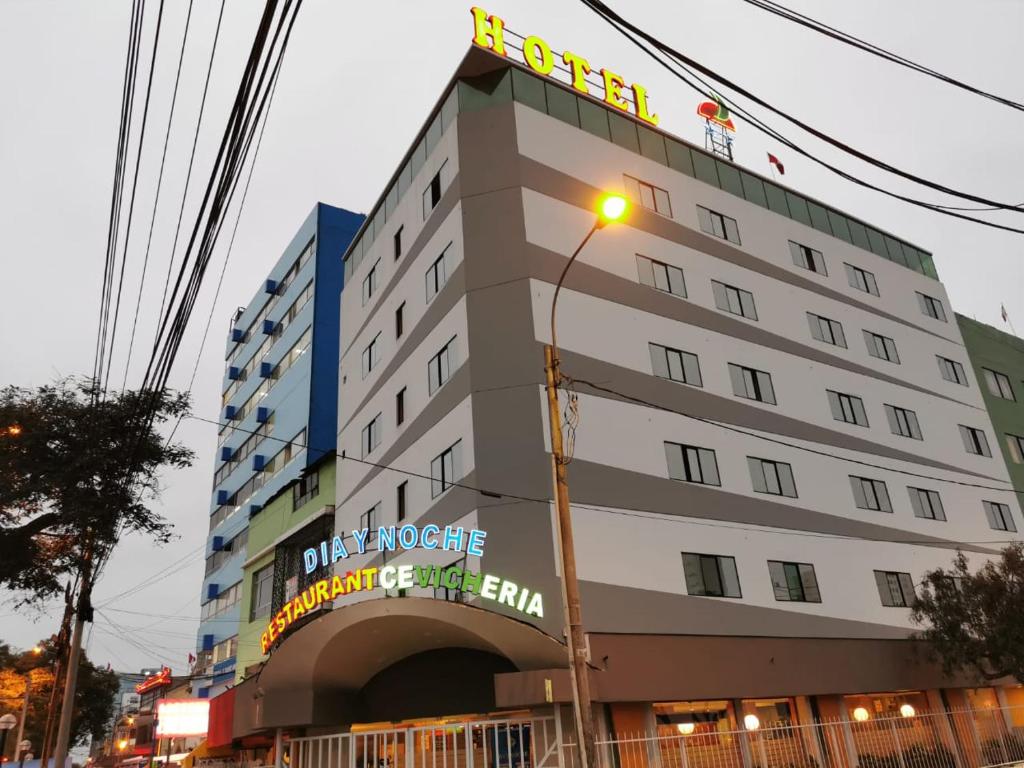 利马Hotel Dia y Noche的前面有路灯的建筑