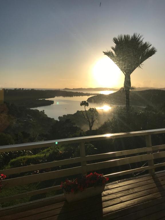 派西亚贝瓦特维尔酒店的湖面上的日落,长凳和棕榈树