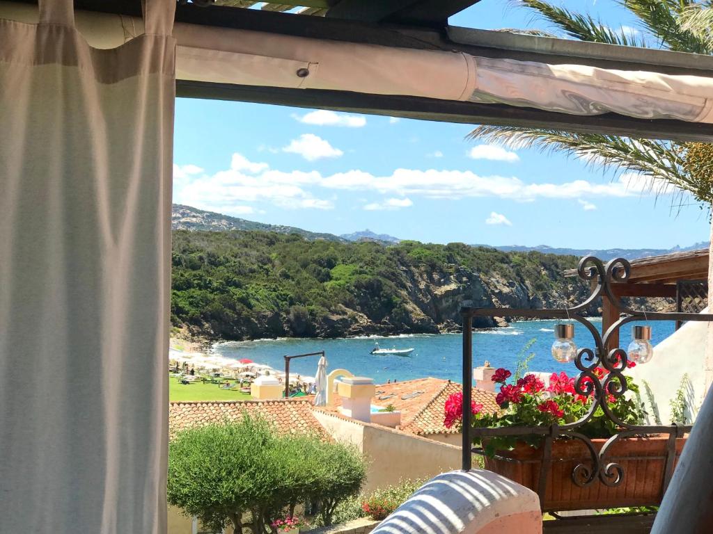 切尔沃港Cala del Faro - Casa di Mare的房屋的阳台享有海景。