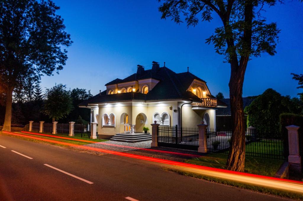 戈恰乌科维采·兹德鲁伊Villa Miriam的路旁有灯的房子