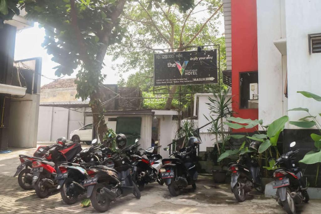 万隆RedDoorz near Alun Alun Bandung 3的停在大楼外的一组摩托车