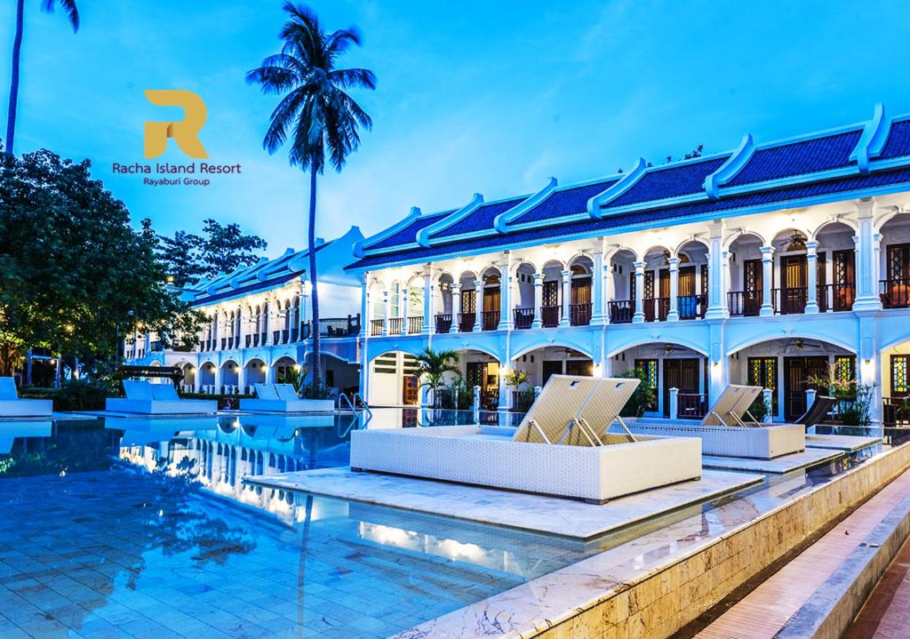 拉查亚伊岛拉查岛度假酒店（瑞阿布瑞）的一座建筑前面设有游泳池