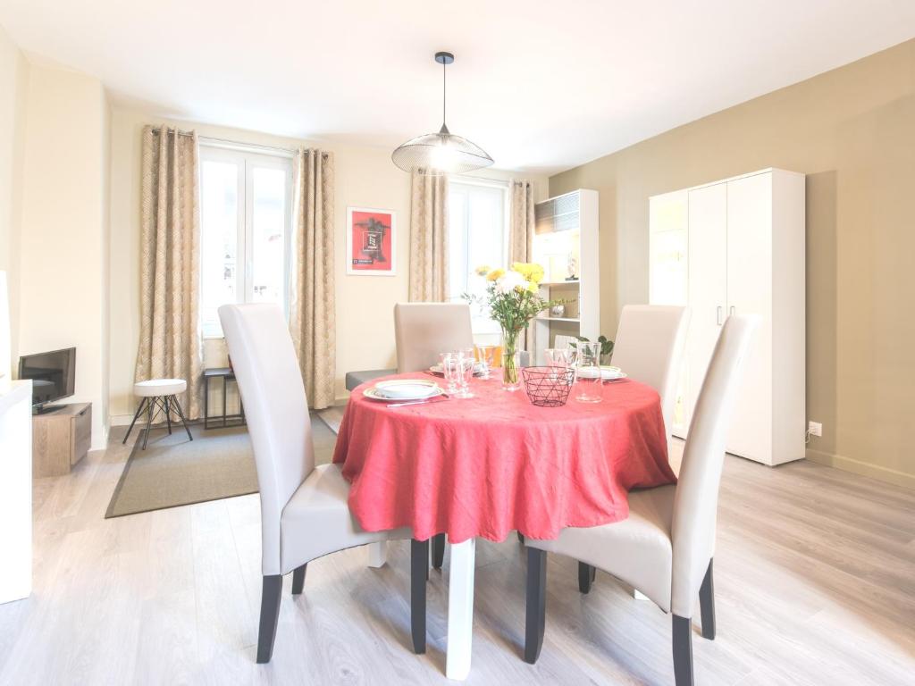 阿维尼翁迷人阿维尼翁中心公寓的一间设有红色桌子和白色椅子的用餐室