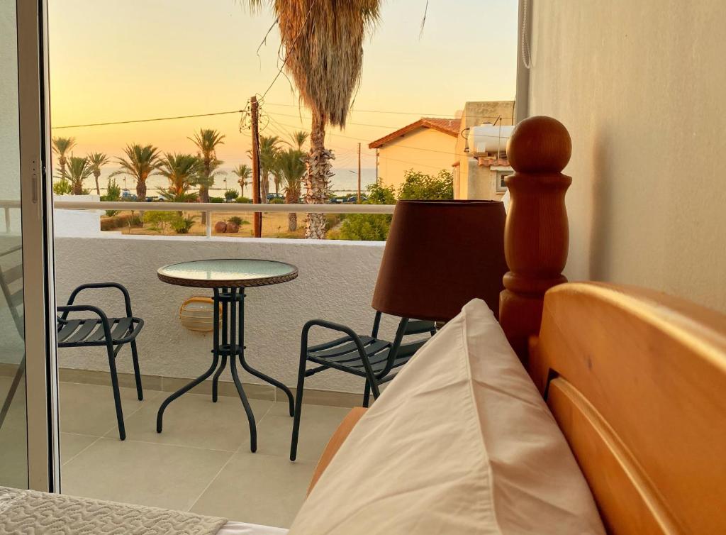拉基JustSmile - Seaview Maisonette in Latchi的一间卧室设有一张桌子和椅子的阳台