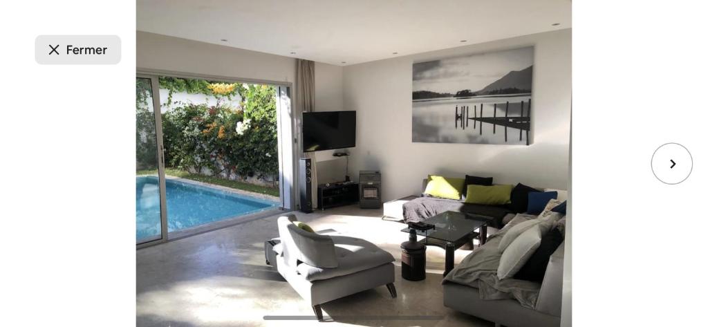 卡萨布兰卡Villa moderne avec piscine, front de mer的带沙发和游泳池的客厅