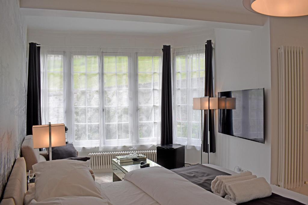 迪耶普Villa Castel Chambres d'hôtes B&B的客厅设有两张床和大窗户