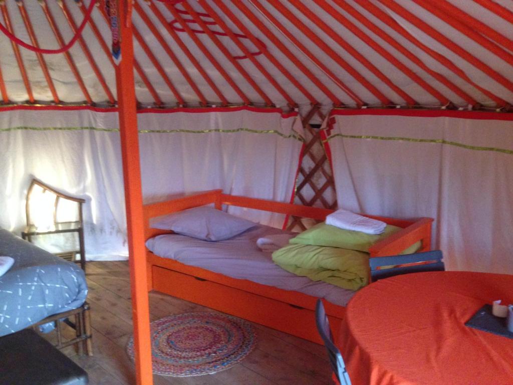 Saint-Léger-sur-DheuneYourte Mongole的蒙古包内一间卧室,配有一张床